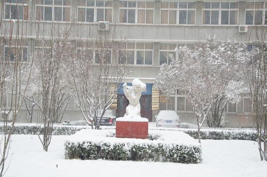 雪中的少女塑像