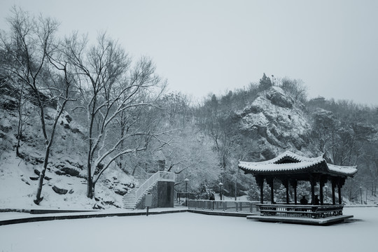 雪中的涼亭