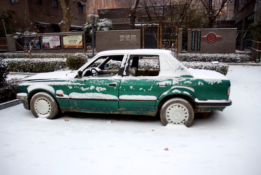 雪中的汽車