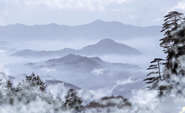 水墨意境云海遠(yuǎn)山