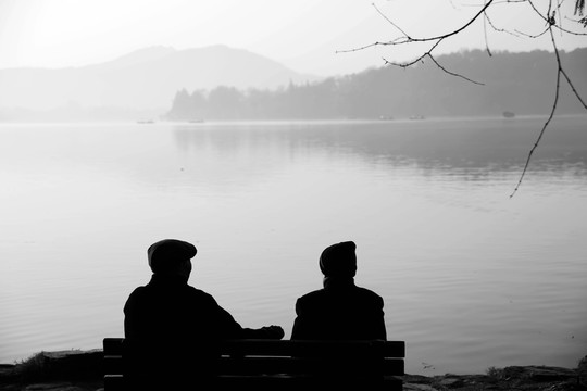 西湖邊兩位老人閑談