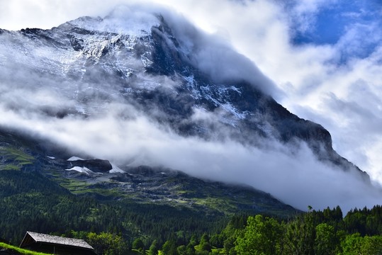 云霧繞山峰
