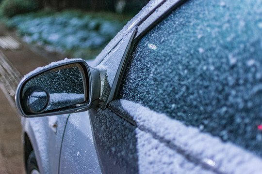 冰雪覆蓋的汽車(chē)