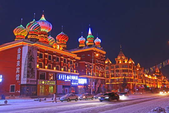 額爾古納雪夜 街道燈光璀璨