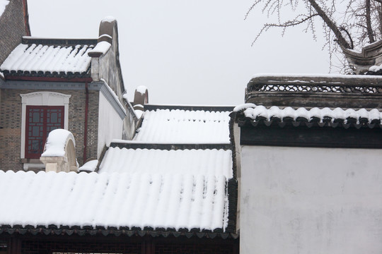 白雪屋檐