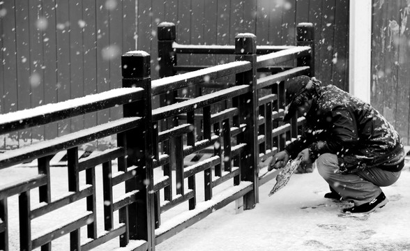 風(fēng)雪中的維修工人