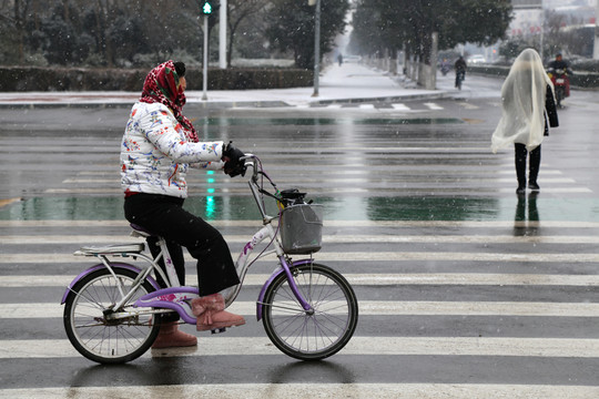 下雪天騎車人