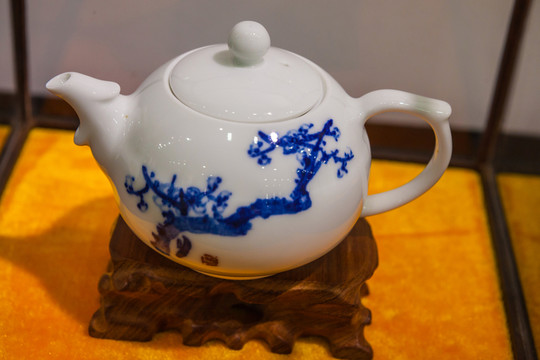 白瓷茶壺