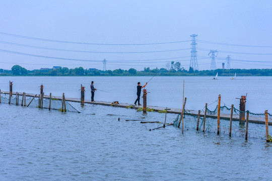 湖畔垂釣