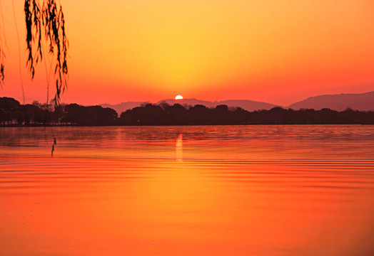 西湖日出