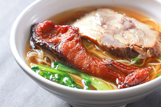 燜蹄爆魚面