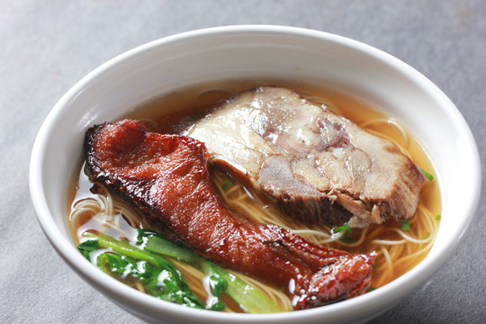 燜蹄爆魚面