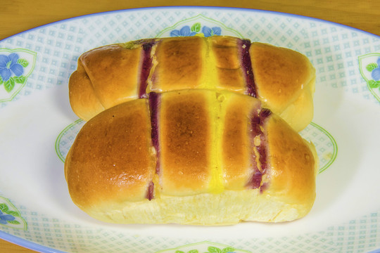 兩塊豆沙面包