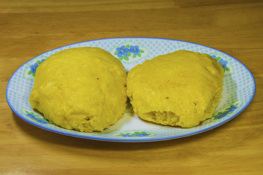 兩塊玉米餅子