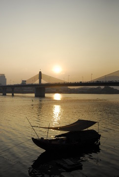 夕陽(yáng)下湖泊和船