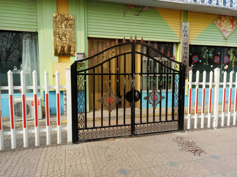 圍欄鐵門