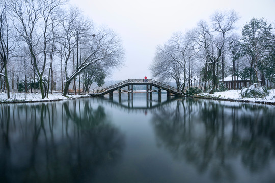 杭州西湖茅家埠景區(qū)木橋雪景
