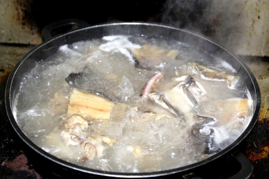 鮮筒骨燉大官魚