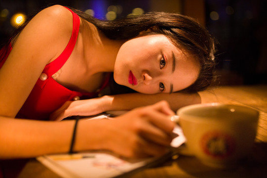 手拿咖啡杯的女生