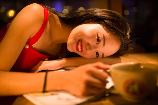 手拿咖啡杯的女生
