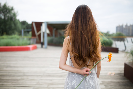 拿著一枝花的美女