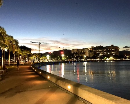 湖色夜景