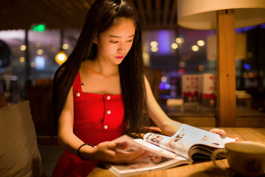 看書的女孩