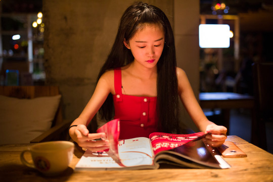 讀書的女生