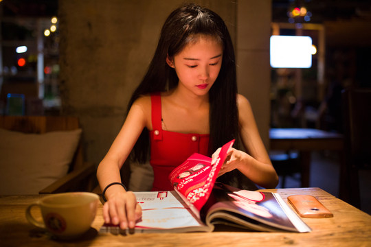 認真讀書的女生