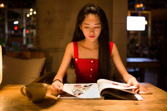 認真讀書的女生