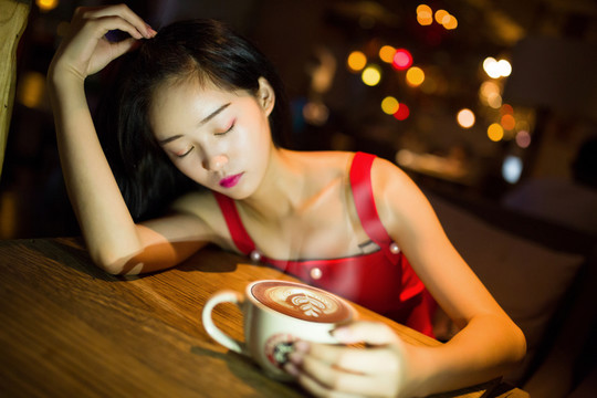 女孩手捧咖啡