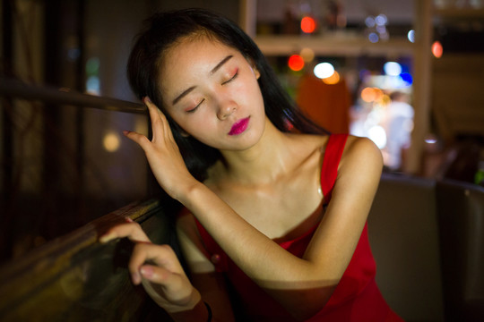 靠在欄桿上的女孩