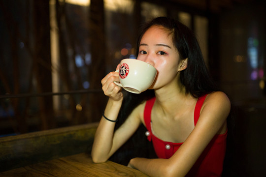 正在喝咖啡的女孩