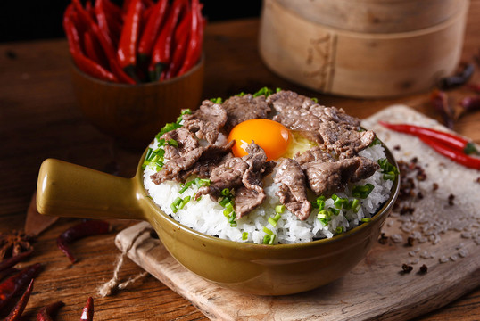 牛肉煲仔飯