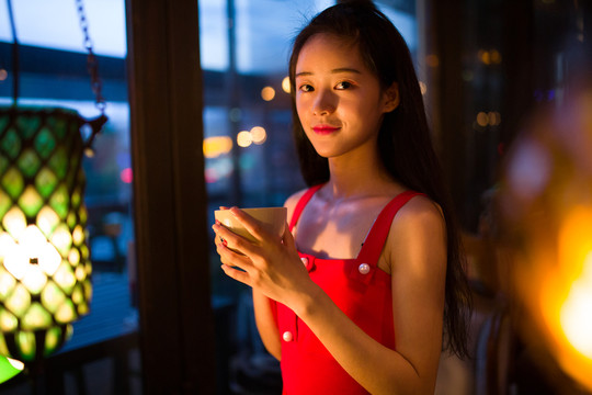 端著咖啡的女孩