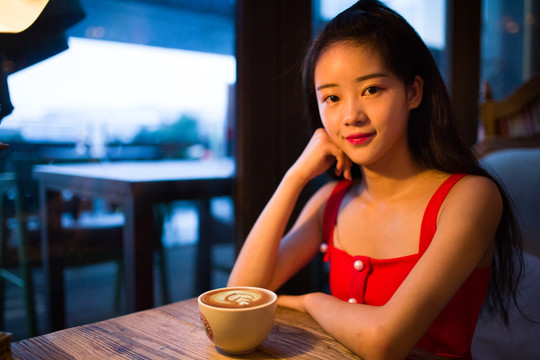 喝咖啡的美女