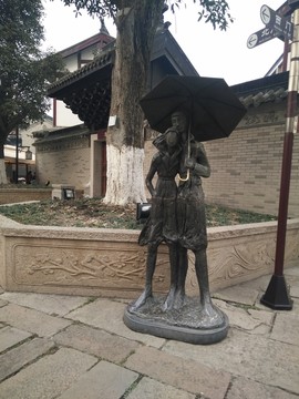 銅雕情侶