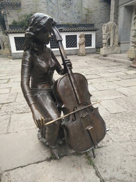 銅雕拉琴