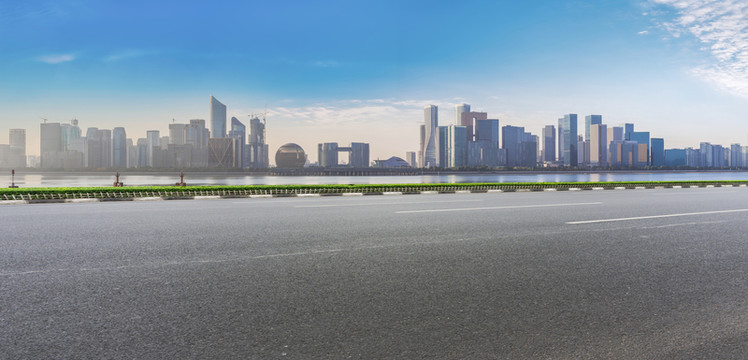 前景為瀝青道路的杭州錢江新城