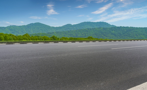 城市道路瀝青路面和遠(yuǎn)山