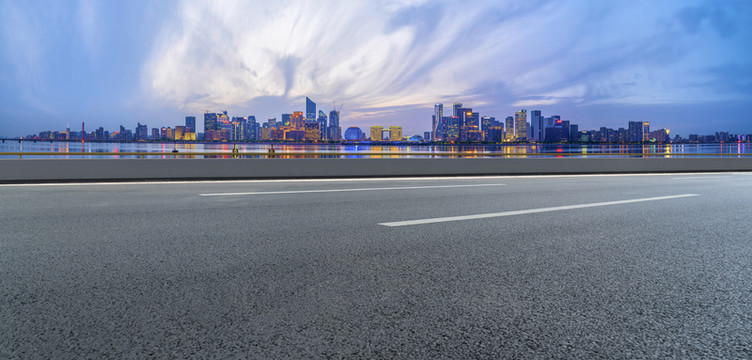 前景為瀝青道路的杭州錢江新城