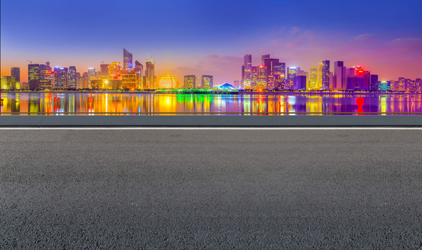 瀝青道路夜摩天大樓天際線