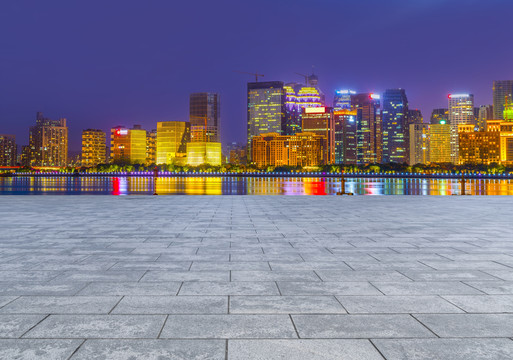 城市廣場(chǎng)夜景摩天大樓