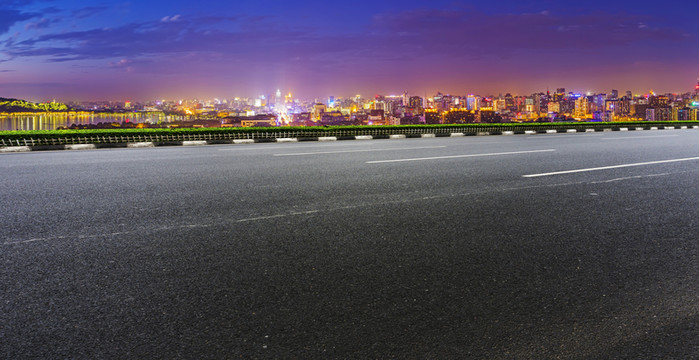 城市道路夜景摩天大樓