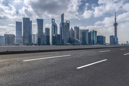 上海陸家嘴城市道路摩天大樓