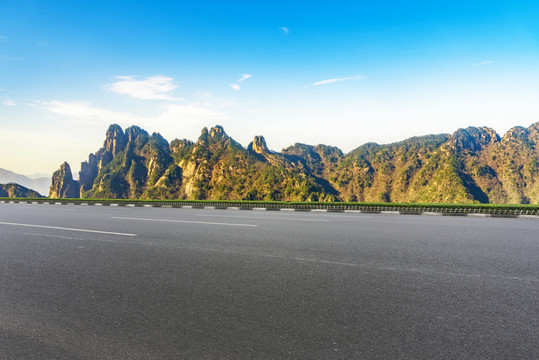 城市道路廣場磚 和遠(yuǎn)山