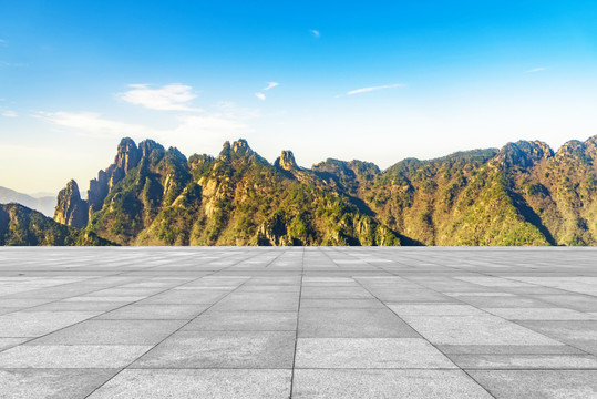 城市道路廣場(chǎng)磚 和遠(yuǎn)山