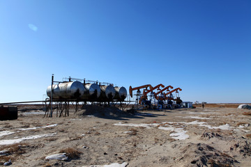 磕頭機(jī) 采油機(jī) 油田 油罐