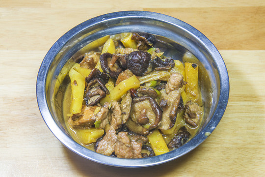 一盆雞肉香菇燉土豆