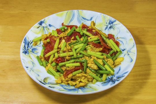 一盤臘腸炒蒜毫